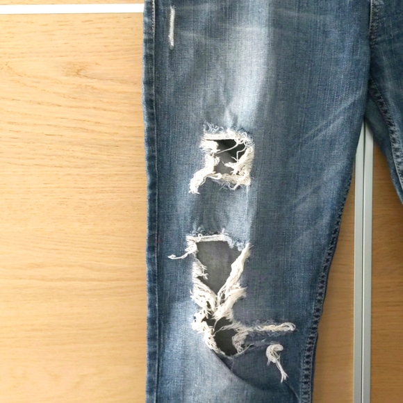 Distressed Guess Jeans, size 32, skinny leg - Picture 2 of 8